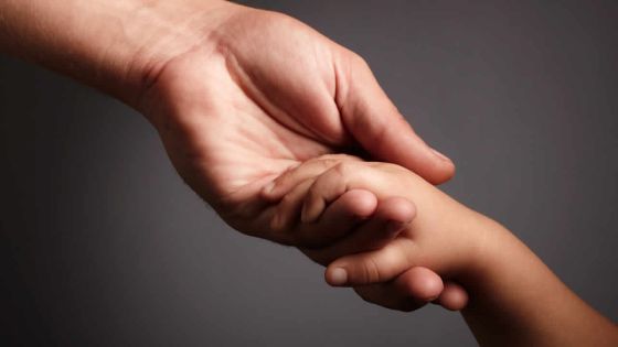 Le cri du cœur d’un père : il réclame la garde de ses filles prises en charge par deux étrangers