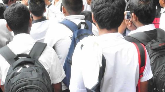 Il ne peut être à l’heure au collège à cause de l’horaire des autobus de la localité