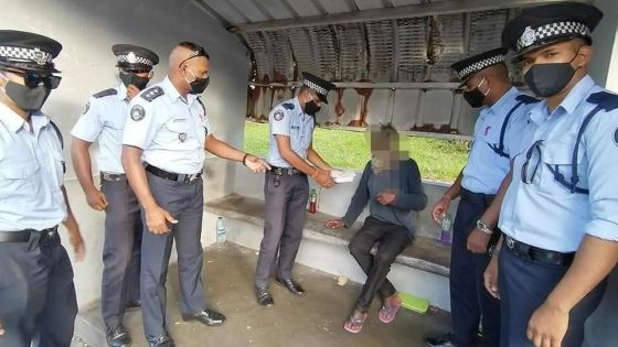 Zone rouge : distribution de repas chauds aux SDF de Curepipe