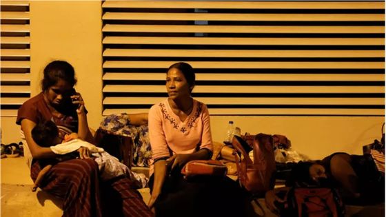 Face à la crise, le Sri Lanka abaisse l'âge minimum pour qu'une femme travaille à l'étranger