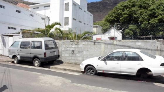 Obstruction au trottoir : ces véhicules abandonnés qui gênent les passants à Port-Louis