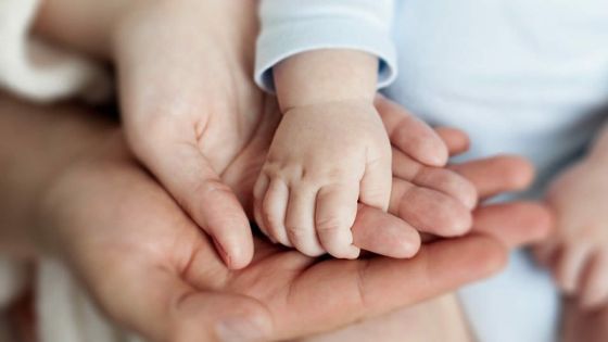 Première naissance d'un bébé au Royaume-Uni après une greffe d'utérus