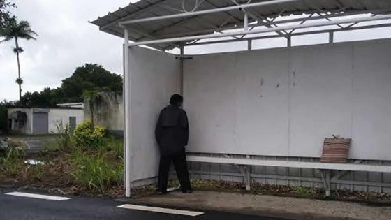 Providence : il se soulage à l’arrêt d’autobus