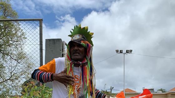 Insolite au no 5 : un homme au chapeau coloré et à l’étrange coiffe n’est pas passé inaperçu