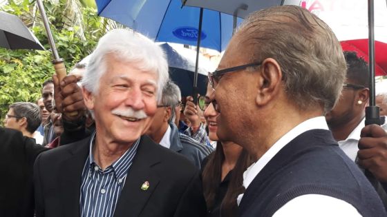 Aux funérailles de Cuttaree : les retrouvailles Ramgoolam-Bérenger ne passent pas inaperçues