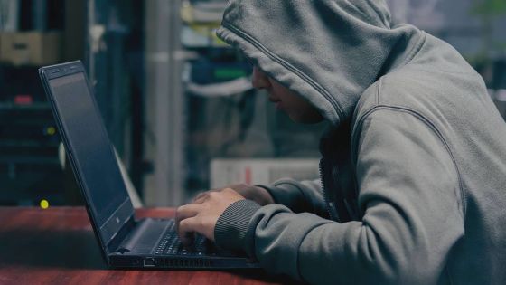 Escroquerie en ligne : plus d’un million de roupies volées par un pseudo-prêtre à une septuagénaire