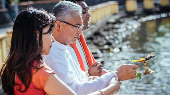 Pravind et Kobita Jugnauth à Grand-Bassin ce lundi matin 