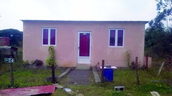 Expulsée de son logement d’ici deux mois : elle veut des feuilles de tôle et du bois pour abriter son petit enfant