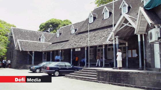 Tribunal de Flacq : un policier se fracture le coude en tentant d’interpeller un suspect 