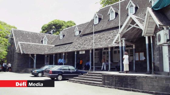 Un ado tente de livrer de la drogue à son oncle dans l'enceinte de la Cour de Flacq