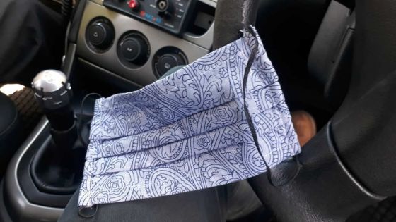 Après des masques blancs, place aux masques à motifs pour les frontliners de la police