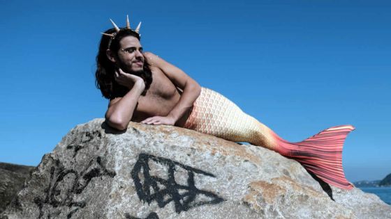 Au Brésil, un homme-sirène barbu noie les préjugés dans la mer