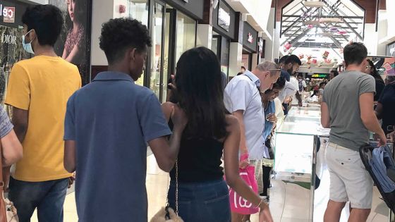 Derniers achats : le rush dans les centres commerciaux avant Noël 