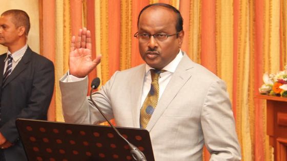 Sudhir Sesungkur prête serment comme ministre des Services financiers et de la bonne gouvernance
