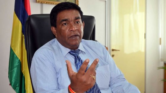 Le Président de la République porte assistance à un motocycliste accidenté