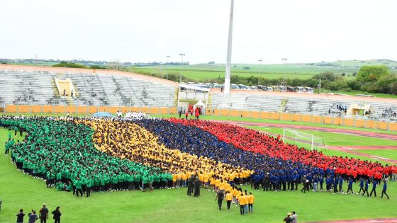 Plus grand drapeau national flottant humain : Maurice bat le record du monde