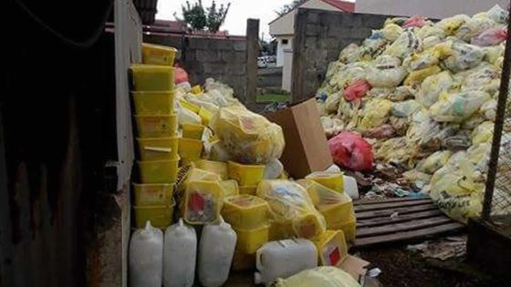 Amas de déchets médicaux dans la cour de l’hôpital Victoria