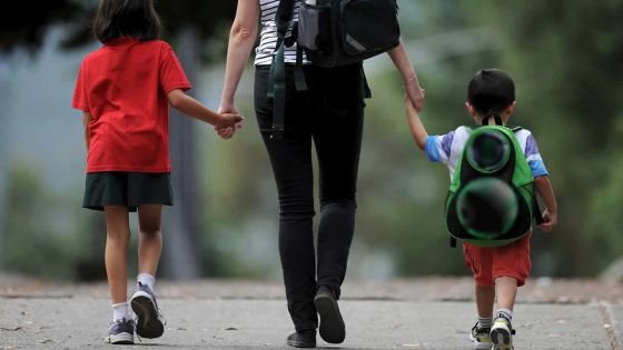 Surprotection parentale : une barrière au développement de l’enfant