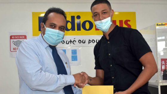 «Monte To Pyramid» : Radio Plus remet un chèque de Rs 33 000 à Emmanuel Carré