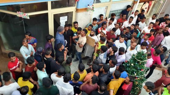 Boni de fin d’année impayé : des employés d’usines prennent d’assaut le ministère du Travail