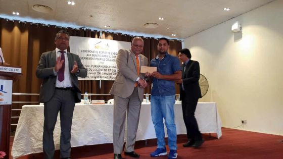 Au Plaza, remise de chèques pour la dalle - Mahen Jhugroo : «Notre gouvernement offre des maisons aux plus méritants»