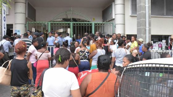 Post-inondations : des sinistrés devant le poste de police de Pope Hennessy