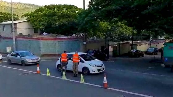 Vallée-Pitot en zone rouge : des « roadblocks » pour faire respecter les consignes sanitaires 