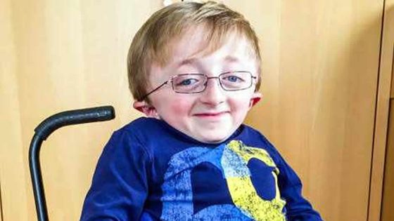 Acte de générosité : un Allemand de 10 ans offre ses fauteuils roulants à deux Mauriciens