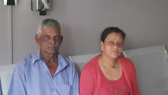 Un couple âgé en détresse : appel pour obtenir des feuilles de tôle et des tuyaux galvanisés