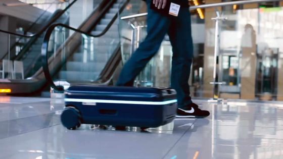  Voici la valise qui obéit à son maître