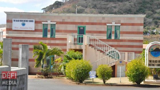 Motion visant à destituer le président à l’étude : l’opposition pourrait prendre le contrôle du district de Rivière-Noire