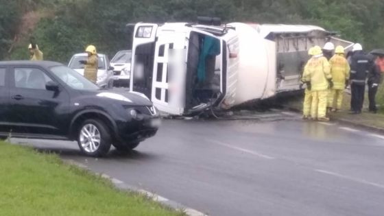 Phoenix : un camion d'essence se renverse sur le flanc, gros ralentissement dans le secteur