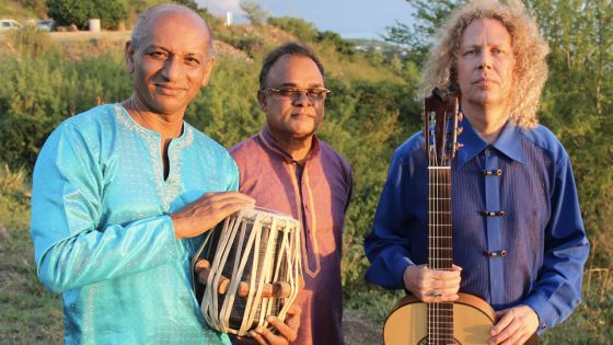 Subhash Dhunoohchand pose ses tablas à Maurice