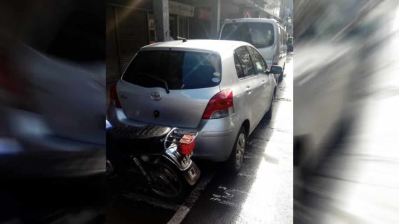 Moto parking à Rose-Hill