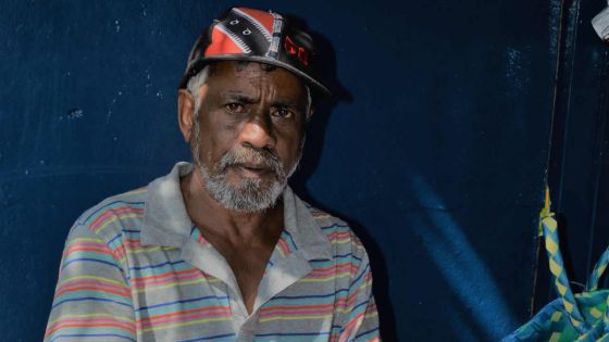 Dev Reddi Sitanna fabrique des «tentes» en raphia dans la rue