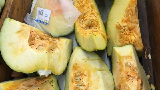 Des moucherons sur des giraumons dans un supermarché