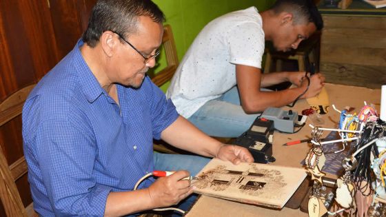 Pyrogravure - Errol Labonne : l’art du dessin sur le bois