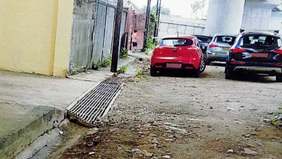 La rue menant vers la pagode du Caudan en très mauvais état