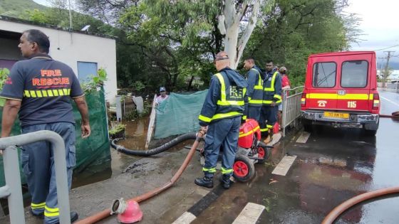 Pompiers, vigiles et chauffeurs bravent le mauvais temps pour être au service du public