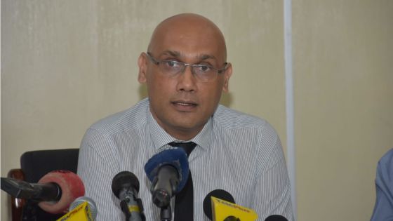 Covid-19 : aucun symptôme sur les 87 passagers du vol Alitalia, affirme le Dr Kailesh Jagutpal