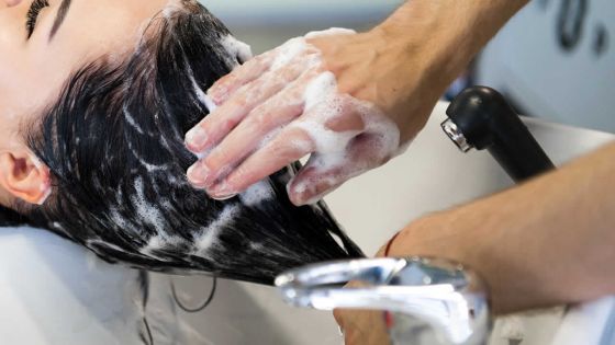 De quoi s’arracher les cheveux : elle souffre de démangeaisons à cause d’un shampoing périmé