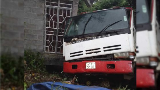 À Moka : une bétonneuse termine sa course contre une maison