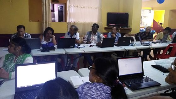 Vieux, mais pas trop : les seniors à l’ère informatique