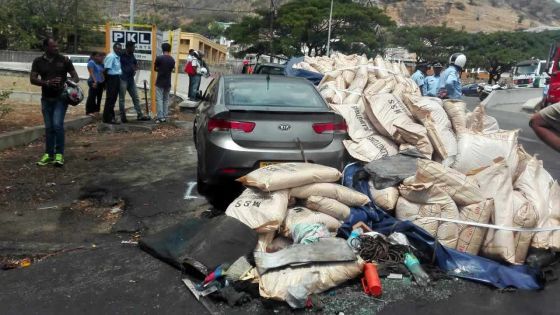 Renversement d’un poids lourd - Le chauffeur : «Une camionnette s’est soudain arrêtée devant moi»