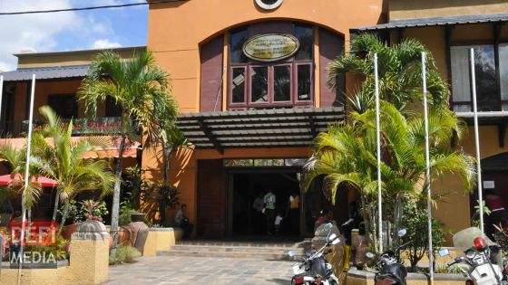 Lors d’une cérémonie de remise de prix : arrêté après avoir insulté un ministre et agressé une policière