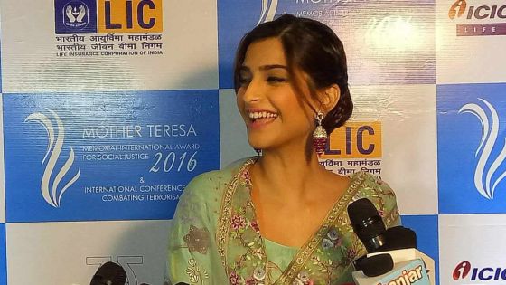 Mother Teresa Memorial International Awards : Sonam Kapoor reçoit le trophée au nom de Neerja Bhanot