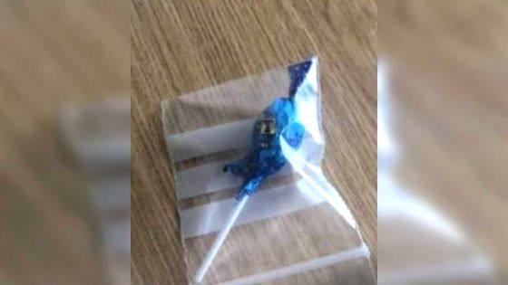 Il distribuait des bonbons suspects à des enfants