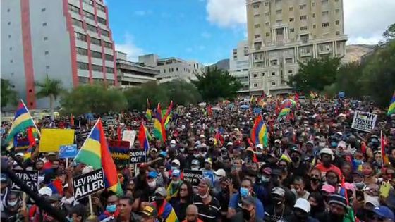 Place de la cathédrale : une vue sur la foule rassemblée juste avant le début de la marche citoyenne