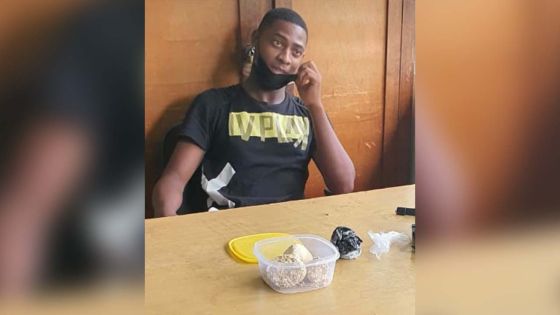 Sa grand-mère dépose Rs 6,8 millions d’héroïne au poste de police - L’ex-petite amie du suspect : « Li pa ti bizin vinn kit sa kot mwa »