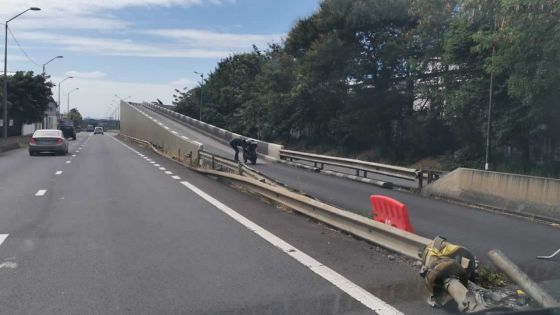 Un motocycliste fait fi du « No Entry » sur l’autopont de Plaine-Lauzun
